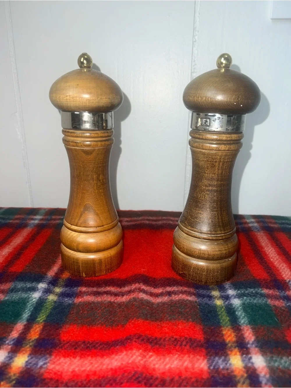 Vintage Wooden Salt & Pepper Grinder Mill Set Turned Wood Brass Accent Pair